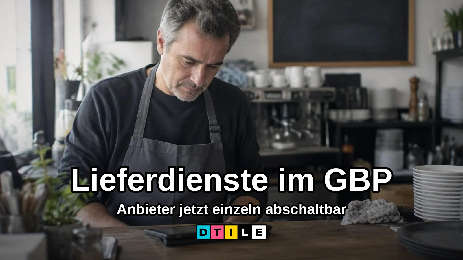 Gastronom steht nach dem Mittagsgeschäft am Tresen seines Restaurants und prüft auf einem Tablet die Bestelloptionen, Titelbild zur News über Lieferdienste im Google-Profil