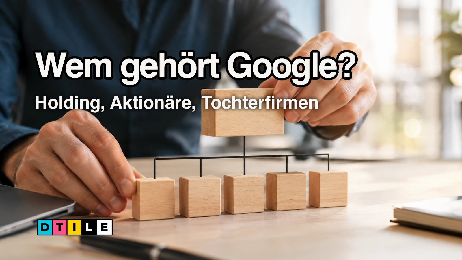 Holzblöcke als Organigramm einer Konzern-Holding mit Muttergesellschaft und Tochterfirmen